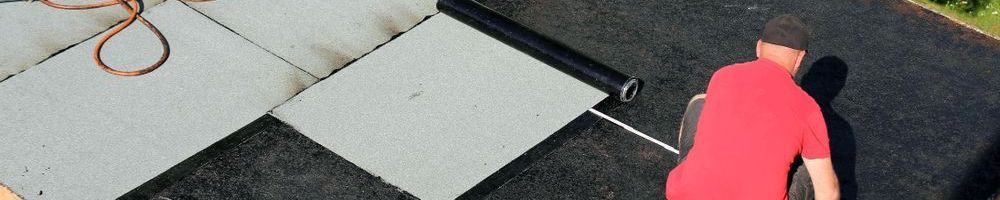 Nieuw bitumen leggen op bijgebouw in Almelo