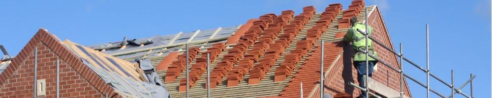 Nieuwe dakpannen plaatse in Almelo